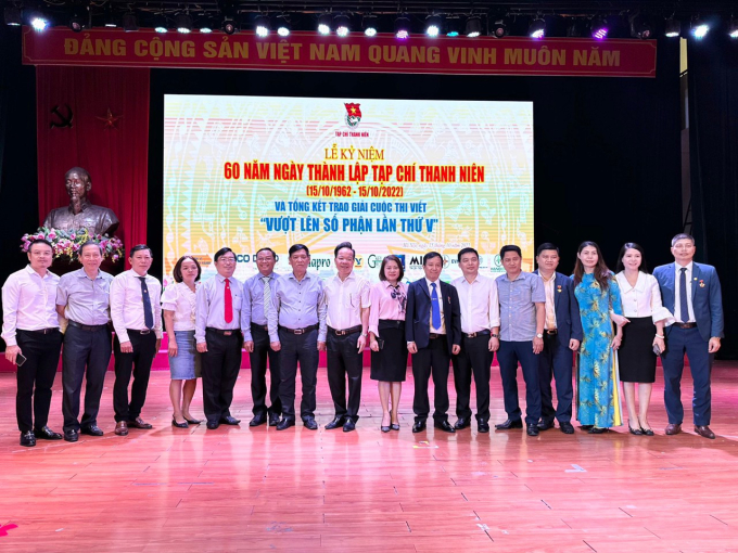 B&ecirc;n cạnh việc thực hiện tốt nhiệm vụ ch&iacute;nh trị l&agrave; Cơ quan l&yacute; luận nghiệp vụ của tổ chức Đo&agrave;n, Tạp ch&iacute; Thanh ni&ecirc;n c&ograve;n ph&aacute;t huy mạnh mẽ c&aacute;c hoạt động phong tr&agrave;o sau mặt b&aacute;o, nhiều cuộc thi viết do Tạp ch&iacute; tổ chức thu h&uacute;t h&agrave;ng trăm ngh&igrave;n lượt người tham gi.