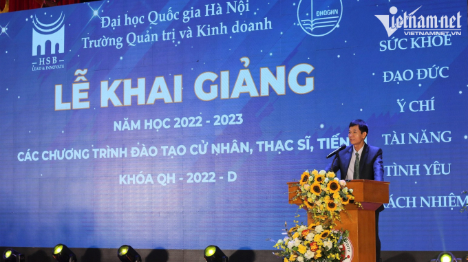 PGS.TS Ho&agrave;ng Đ&igrave;nh Phi, Hiệu trưởng Trường Quản trị v&agrave; Kinh doanh - ĐH Quốc gia H&agrave; Nội ph&aacute;t biểu tại lễ khai giảng năm học mới 2022-2023. Ảnh: Thanh H&ugrave;ng