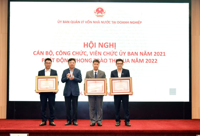 Vũ Quang Tuấn (b&igrave;a tr&aacute;i) nhận Bằng khen của Thủ tướng Ch&iacute;nh phủ