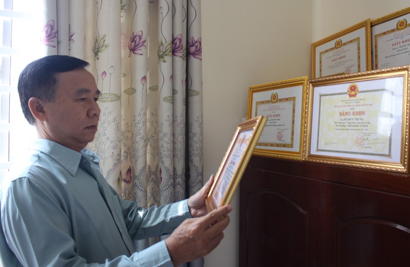 Nhiều năm liền ông Trung đều đạt Lao động tiên tiến, được tặng Giấy khen, danh hiệu “Chiến sỹ thi đua cơ sở”.