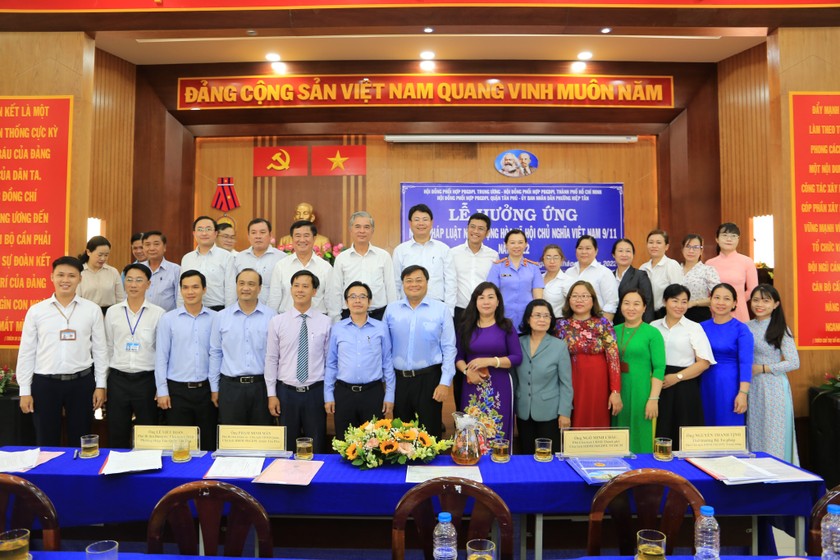 Các đồng chí lãnh đạo, đại biểu chụp ảnh lưu niệm.