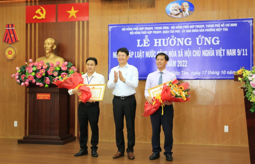 Thứ trưởng Nguyễn Thanh Tịnh trao tặng Bằng khen của Bộ trưởng Bộ Tư pháp cho tập thể và cá nhân có thành tích xuất sắc trong hưởng ứng, tổ chức triển khai Ngày Pháp luật Việt Nam