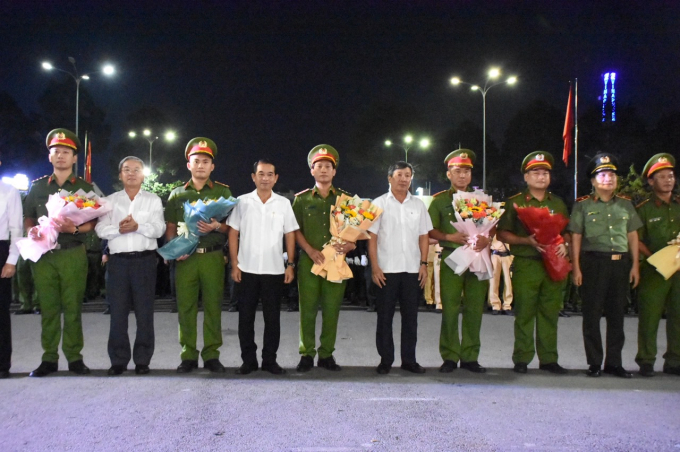 Lãnh đạo tỉnh tặng hoa chúc mừng.