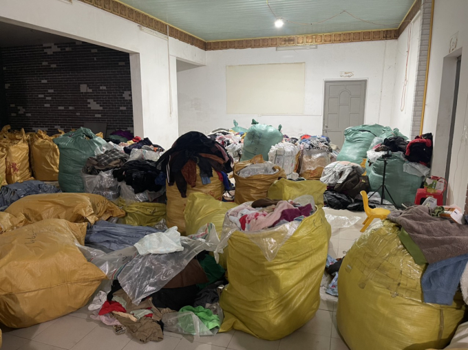 Ph&aacute;t hiện hơn 14 tấn quần &aacute;o sida.