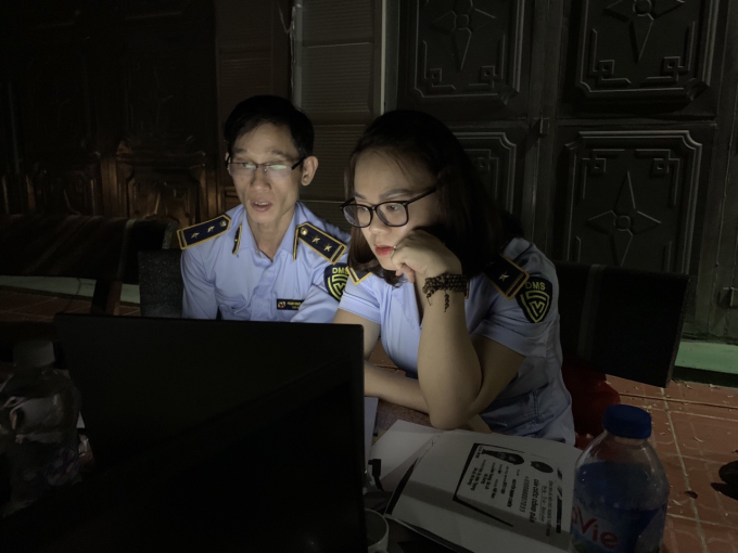 Do số lượng h&agrave;ng h&oacute;a lớn, việc kiểm tra, kiểm đếm, ph&acirc;n loại h&agrave;ng h&oacute;a k&eacute;o d&agrave;i đến gần nửa đ&ecirc;m ng&agrave;y 15/10.