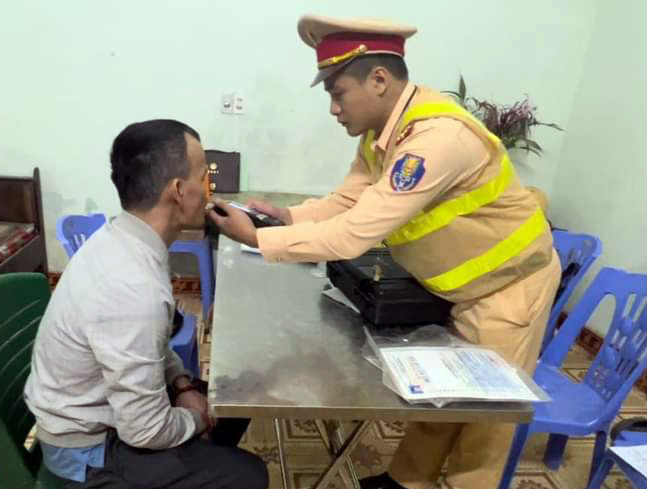 Tài xế đánh võng trước xe cấp cứu.