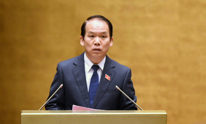 Chủ nhiệm Ủy ban Ph&aacute;p luật của QH Ho&agrave;ng Thanh T&ugrave;ng tr&igrave;nh b&agrave;y b&aacute;o c&aacute;o thẩm tra.