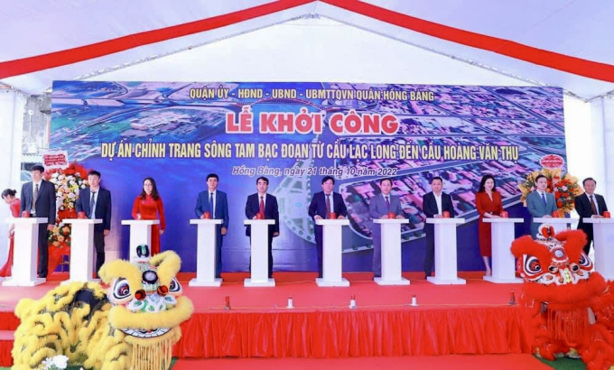 C&aacute;c đại biểu nhấn n&uacute;t khởi c&ocirc;ng dự &aacute;n chỉnh trang s&ocirc;ng Tam Bạc giai đoạn 2.