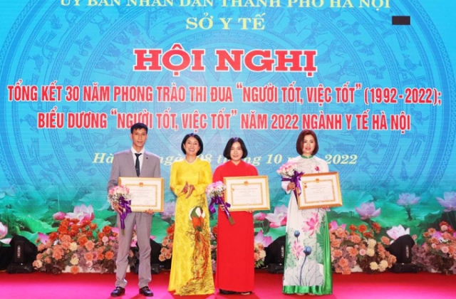 Hà Nội biểu dương hơn 100 cán bộ y tế