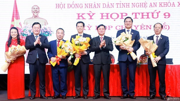 Bí thư Tỉnh ủy, Chủ tịch Hội đồng Nhân dân tỉnh Nghệ An Thái Thanh Quý và Phó Bí thư Tỉnh ủy, Chủ tịch UBND tỉnh Nghệ An tặng hoa chúc mừng đồng chí Hoàng Nghĩa Hiếu và các Phó Chủ tịch UBND tỉnh, các Ủy viên UBND tỉnh được HĐND tỉnh bầu. (Nguồn: Báo Nghệ An)