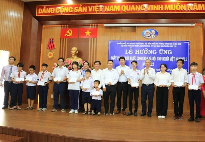 thu-truong-nguyen-thanh-tinh-pho-chu-tich-ubnd-tphcm-ngo-minh-chau-giam-doc-so-tu-phap-huynh-van-hanh-trao-qua-cho-hoc-sinh-sinh-vien-co-hoan-canh-kho-khan-o-phuong-hiep-tan-488