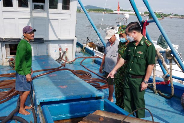 Lực lượng chức tiến hành kiểm tra phương tiện vận chuyển 110 nghìn lít dầu D.O không rõ nguồn gốc.