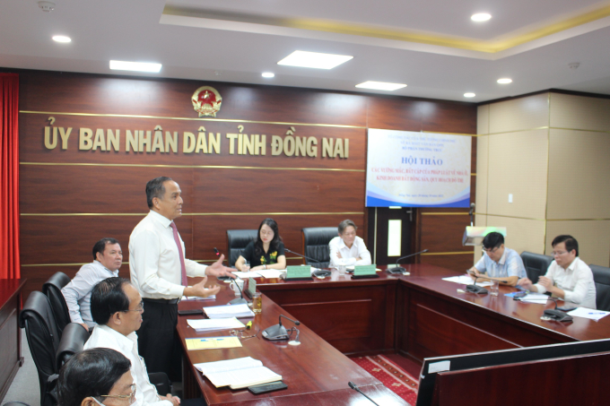 Ông Lê Hoàng Châu, Chủ tịch Hiệp hội Bất động sản TP. Hồ Chí Minh trình bày tham luận.