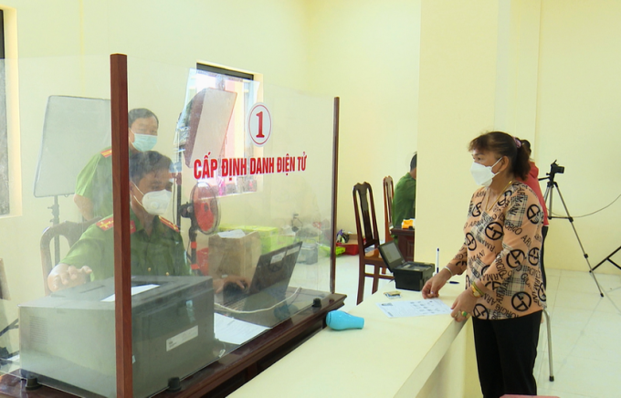 Người dân đến bộ phận một cửa Công an huyện Hòa Bình (tỉnh Bạc Liêu) đăng ký cấp định danh điện tử.