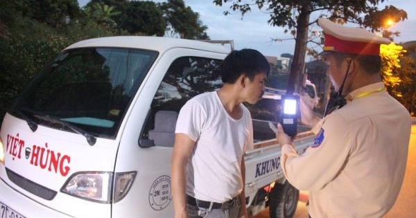 CSGT huyện Bắc Yên lập chốt chặn "ma men" trên QL37