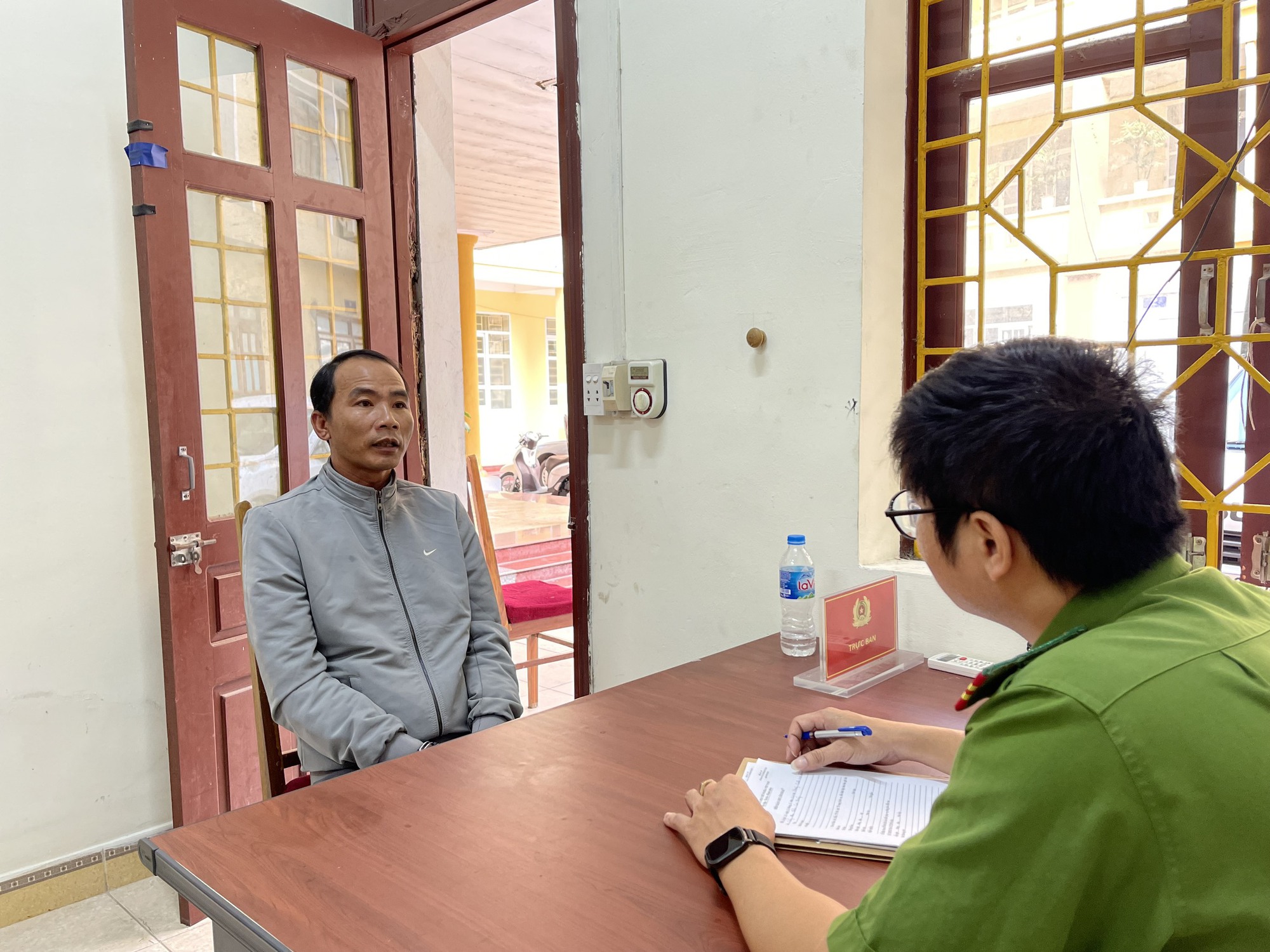 Cảnh sát làm việc với kẻ lừa bán tượng Phật. Ảnh: CACC