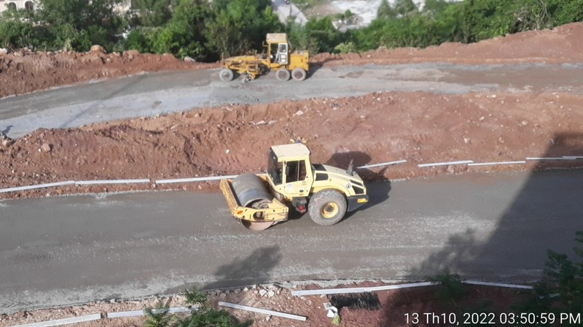 Mặc cho UBND phường An Thới nhiều lần lập biên bản ghi nhận hiện trường và yêu cầu nhóm người “tạm ngưng hành vi sai phạm”. Nhưng việc san múc đất, xây dựng trái phép vẫn không dừng lại, đến ngày 13/10 đã hình thành con đường như trên.