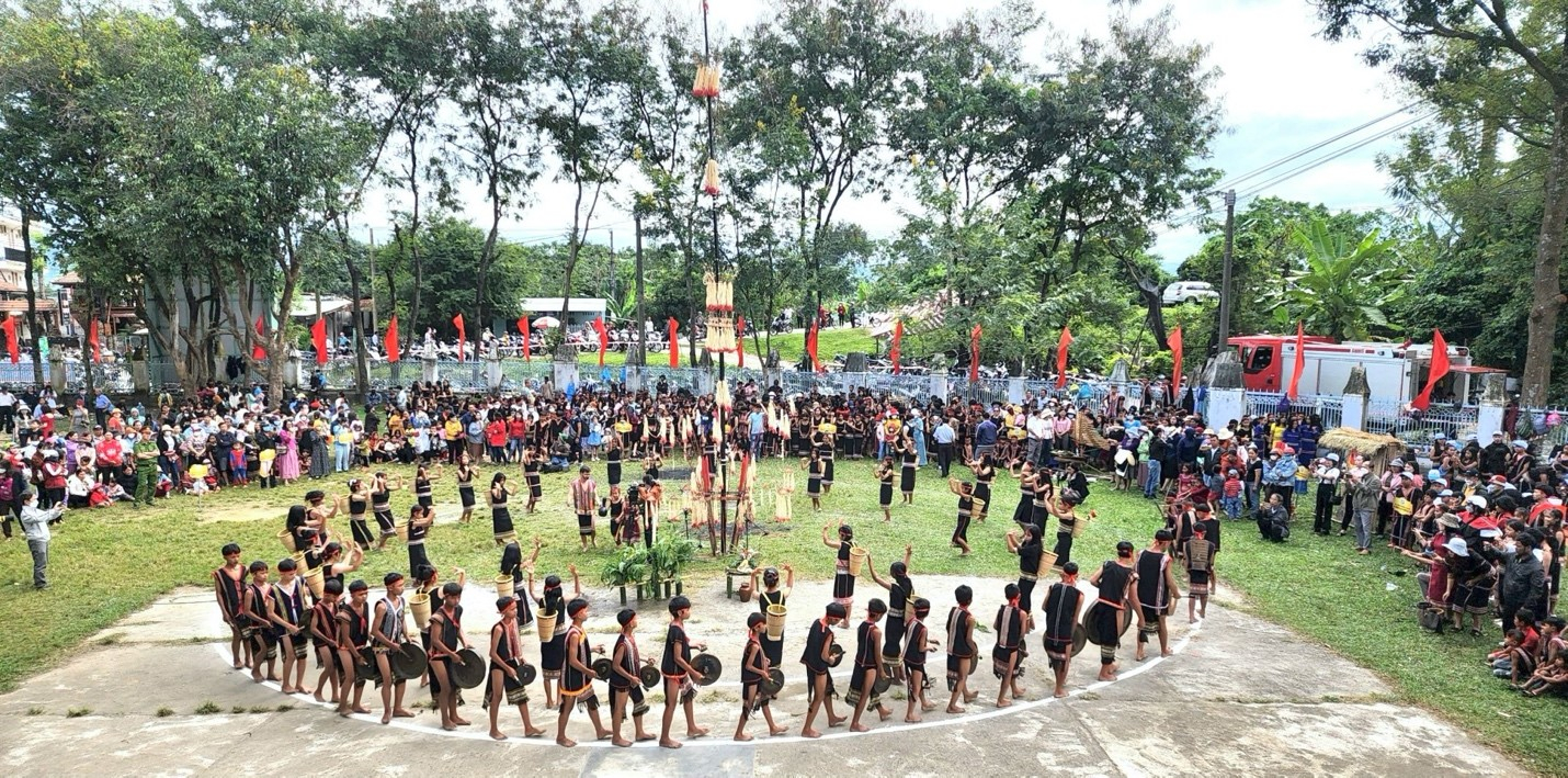 Toàn cảnh liên hoan Cồng chiêng - múa xoang và thi trang phục truyền thống tại TPKon Tum.