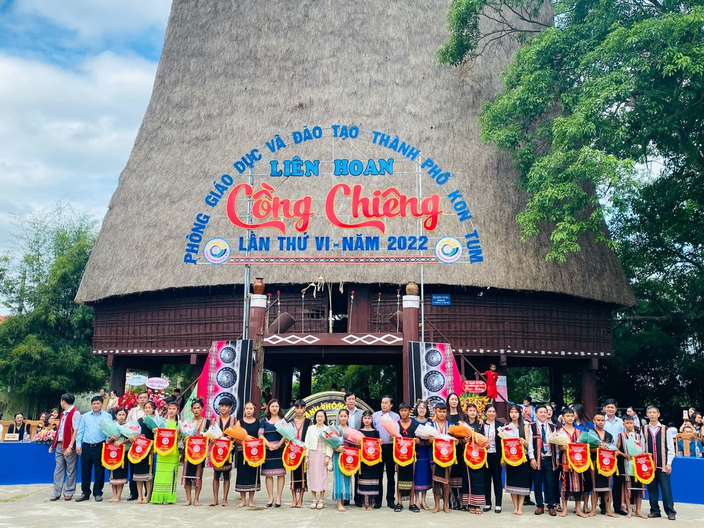 Ban tổ chức trao cờ và chụp hình lưu niệm cùng các đội trường tham gia Liên hoan Cồng chiêng.