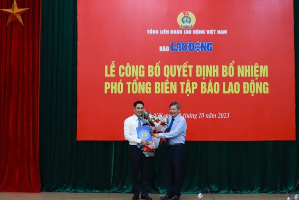 Ông Trần Thanh Hải, Phó Chủ tịch Thường trực Tổng LĐLĐ Việt Nam thay mặt Tổng Liên đoàn trao quyết định về việc bổ nhiệm Phó Tổng Biên tập cho nhà báo Nguyễn Đức Thành. Ảnh báo Lao Động