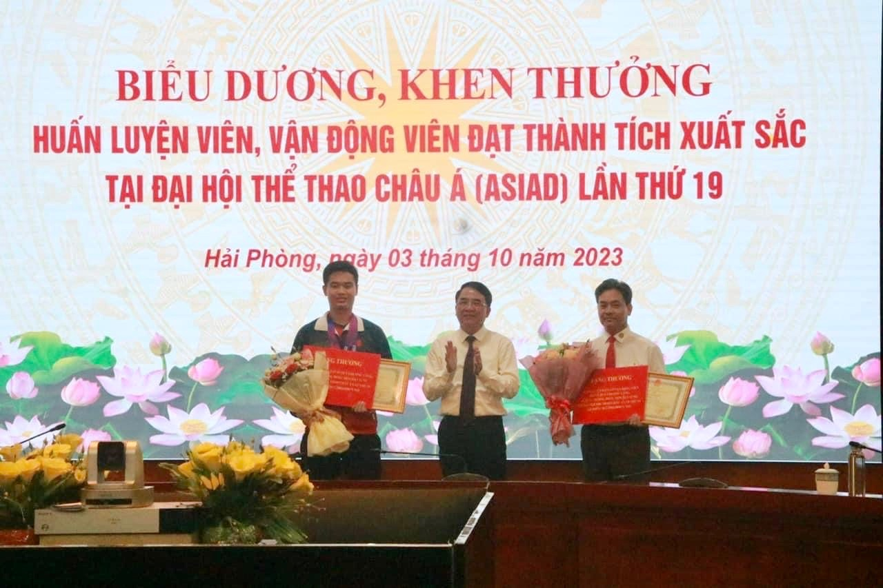 Phó Chủ tịch UBNDTP Lê Khắc Nam trao Bằng khen của Chủ tịch UBND TP cho HLV Phạm Cao Sơn và VĐV Phạm Quang Huy.