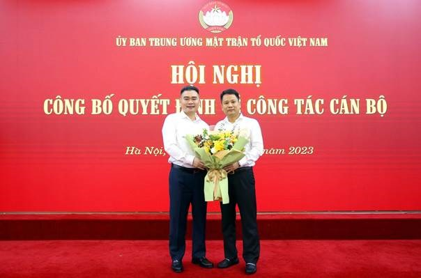 Nhà báo Trương Thành Trung, Bí thư Chi bộ, Phó Tổng Biên tập phụ trách Tạp chí Mặt trận tặng hoa chúc mừng nhà báo Trần Bảo Trung được điều động, bổ nhiệm giữ chức vụ mới.