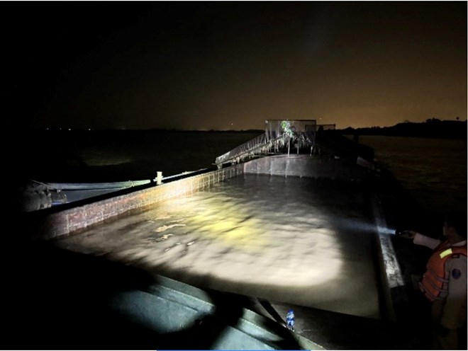 Tàu hút cát trái phép bị bắt giữ. Ảnh: Congan.hanoi.gov.vn