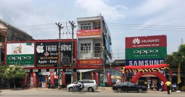 Thịnh Cường Mobile bày bán điện thoại, nhưng khi kiểm tra không xuất trình được hóa đơn, chứng từ