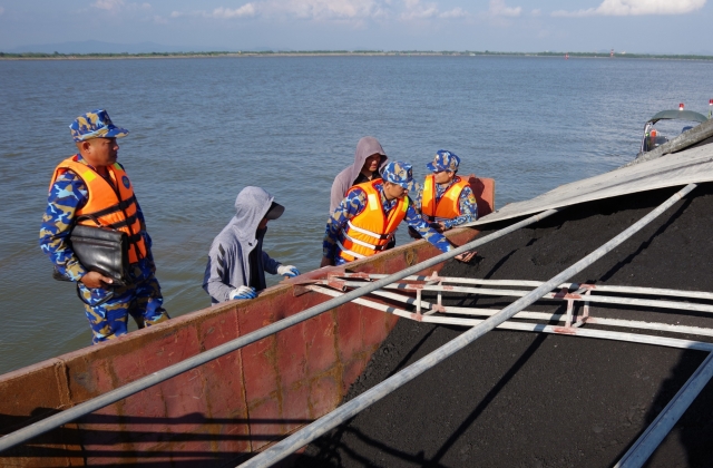 Hải Phòng: Bắt giữ tàu chở 1.000 tấn than không có giấy tờ