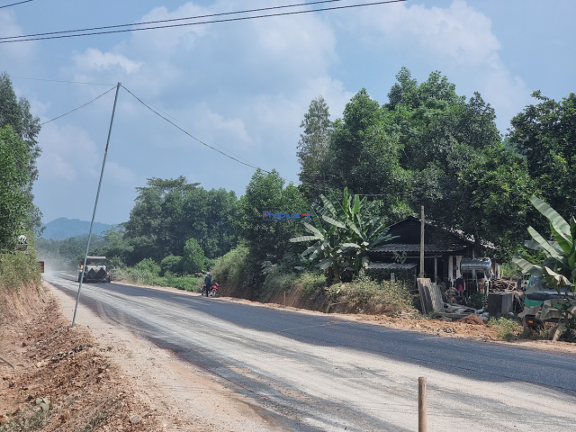 Đơn vị thi công QL 37 đi Võ Nhai làm trôi đất đá vào ruộng của người dân