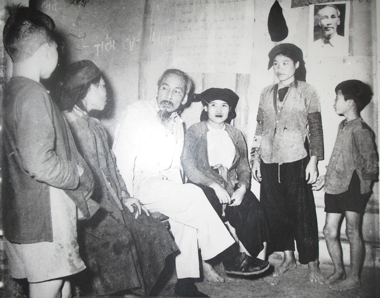 1696329098940_Ho Chu tich tham 1 gia dinh nong dan o Hiep Hoa sau cai cach