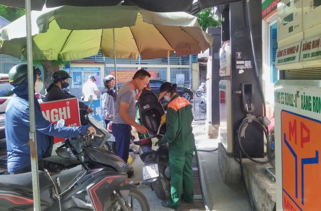 Gi&aacute; xăng giảm gần 1.000 đồng mỗi l&iacute;t