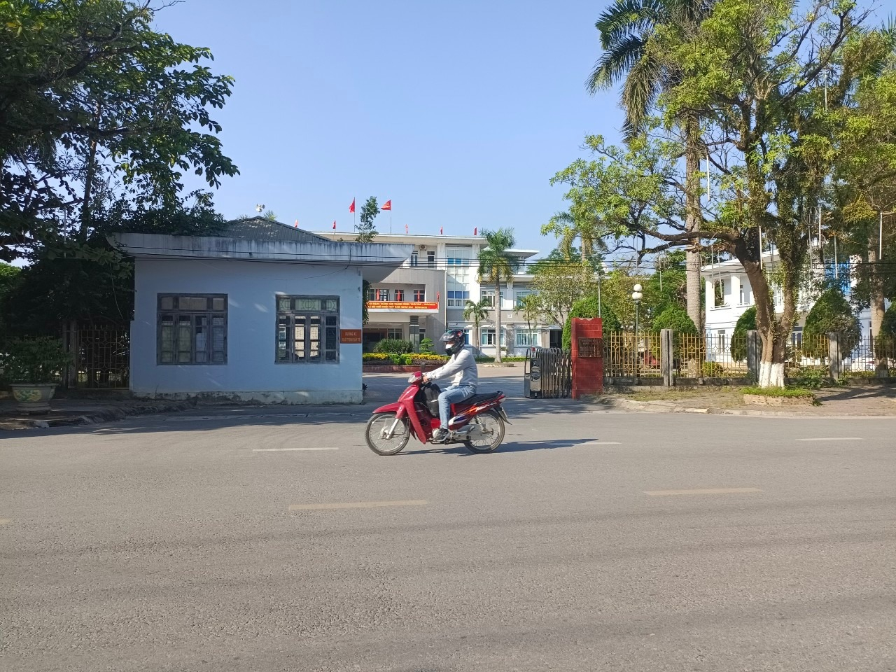 Theo ông Trường, ông chấp nhận với mức vi phạm của mình nhưng không thể chịu trách nhiệm về vi phạm của người khác, không thể bồi thường cho những người được hưởng lợi, khi mà họ cố tình lừa dối chính quyền. Mặt khác, cũng không thể yêu cầu ông phải bồi thường cho những GCNQSDĐ đã được thu hồi và hủy.