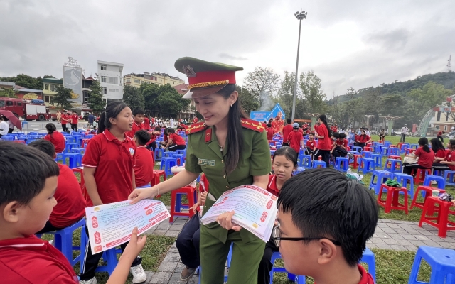 Công an tỉnh Lào Cai tổ chức hoạt động tuyên truyền, trải nghiệm, thực hành chữa cháy cho người dân