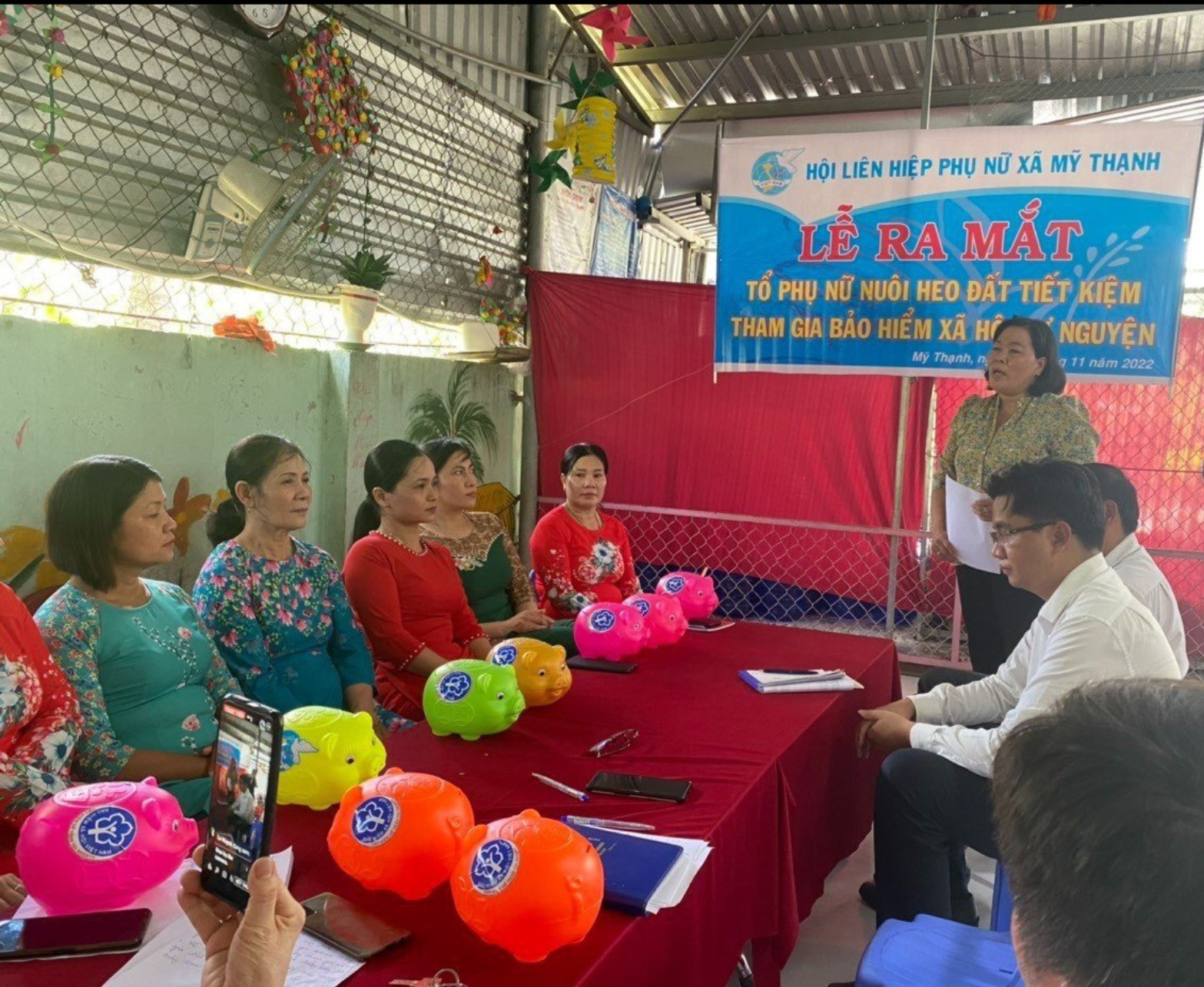 C&aacute;c hội vi&ecirc;n phụ nữ phấn khởi tham gia &ldquo;Nu&ocirc;i heo đất tiết kiệm tham gia BHXH tự nguyện&rdquo; tại tỉnh Long An.