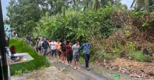 Bắt ổ đánh bạc giữa cánh đồng hoang