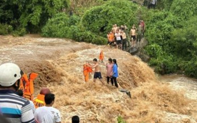 Gia Lai: Giải cứu 3 em nhỏ bị mắc kẹt giữa dòng nước lũ