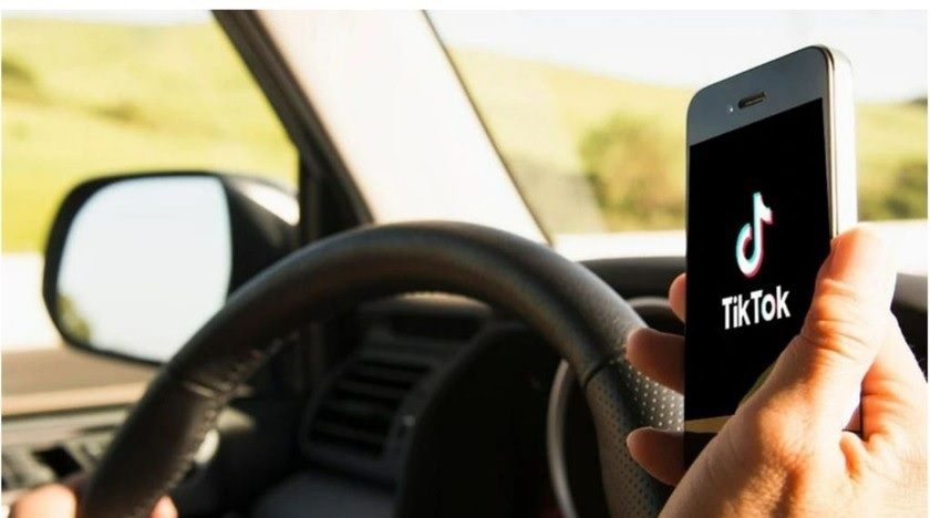 Ẩn họa tai nạn giao thông từ “sống ảo”. (Nguồn: Getty)