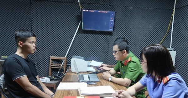 Nam thanh niên dùng clip "nóng" tống tiền bạn gái cũ