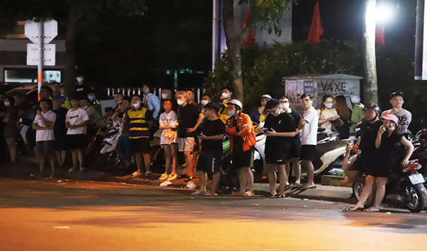 Đông người dân hiếu kỳ đứng xem Tổ công tác. Ảnh Công an Hà Nội