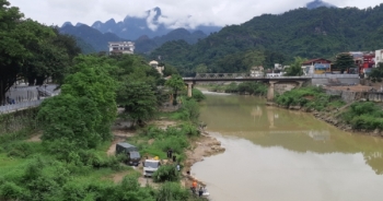 Hà Giang: Tìm kiếm người phụ nữ nghi nhảy cầu Yên Biên