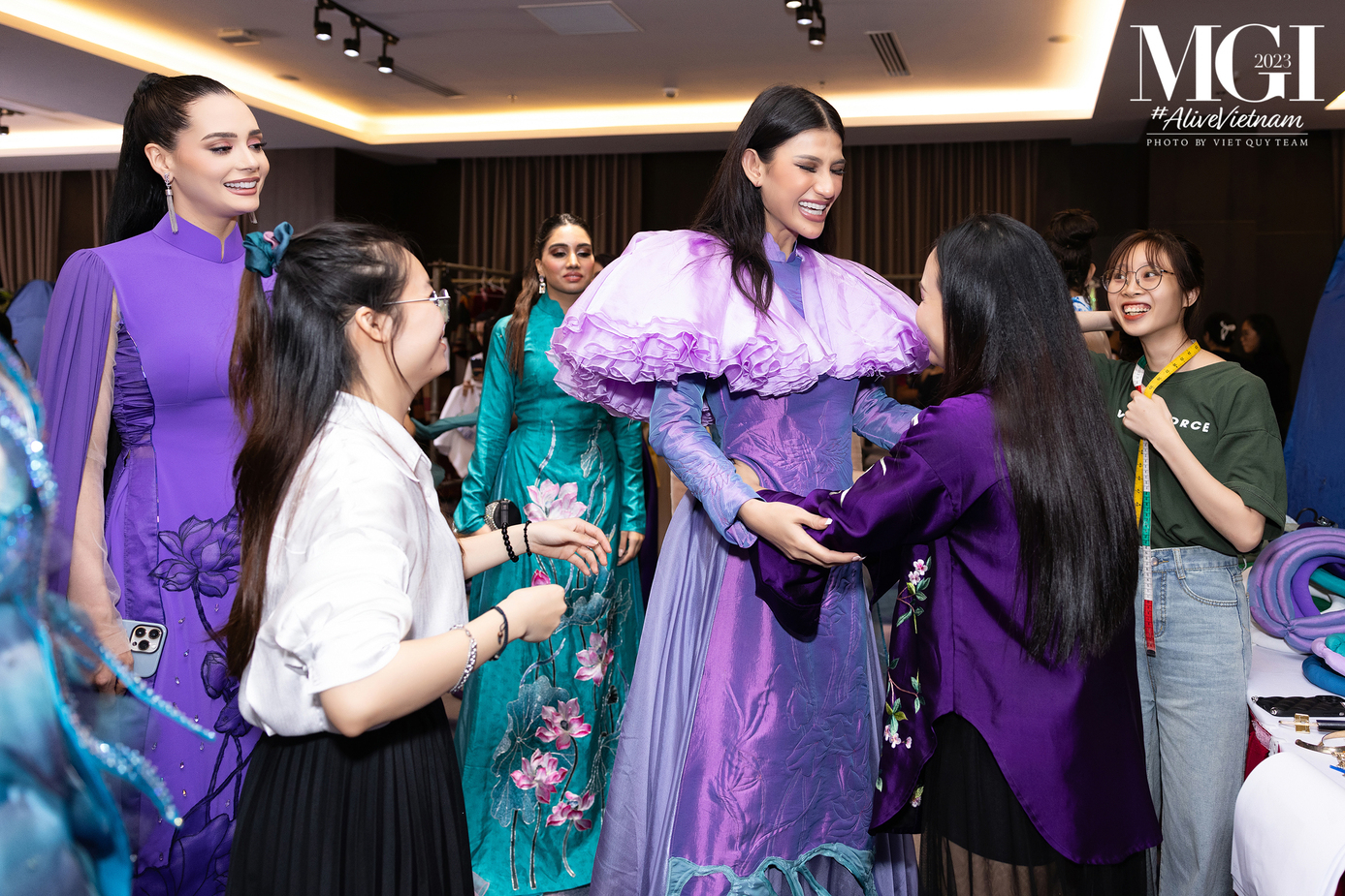 MGI l&agrave; cuộc thi nhan sắc quốc tế do &ocirc;ng Nawat Itsaragrisil s&aacute;ng lập v&agrave; điều h&agrave;nh từ năm 2013, trụ sở ở Th&aacute;i Lan. Người đẹp Nguyễn Th&uacute;c Th&ugrave;y Ti&ecirc;n từng thắng cuộc thi năm 2021. Ng&agrave;y 3/10, th&iacute; sinh từ c&aacute;c quốc gia, v&ugrave;ng l&atilde;nh thổ tr&ecirc;n thế giới đến Việt Nam bắt đầu h&agrave;nh tr&igrave;nh chinh phục vương miện MGI 2023. Theo th&ocirc;ng tin lịch tr&igrave;nh c&ocirc;ng bố, 72 người đẹp sẽ bước v&agrave;o c&aacute;c v&ograve;ng thi phụ như phỏng vấn k&iacute;n, &aacute;o tắm, trang phục d&acirc;n tộc... tại c&aacute;c th&agrave;nh phố lớn khắp ba miền gồm H&agrave; Nội, Hạ Long, Huế, Hội An, Đ&agrave; Nẵng. Đ&acirc;y l&agrave; cơ hội tuyệt vời để quảng b&aacute; văn ho&aacute; v&agrave; du lịch Việt Nam.  (Nguồn: MGI)