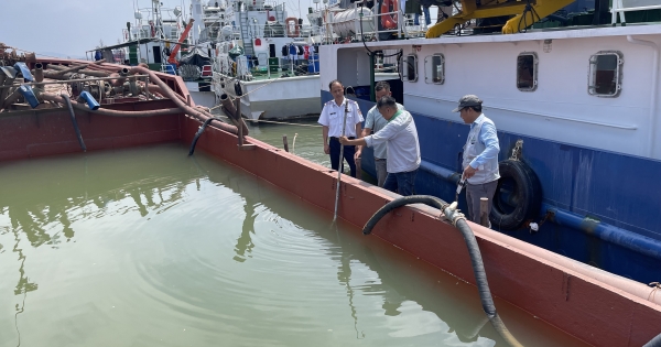 Cảnh sát biển tạm giữ tàu chở cát không rõ nguồn gốc