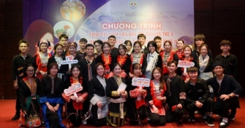 Trao tặng 40 máy tính cho sinh viên nghèo người Dao chào đón năm học mới