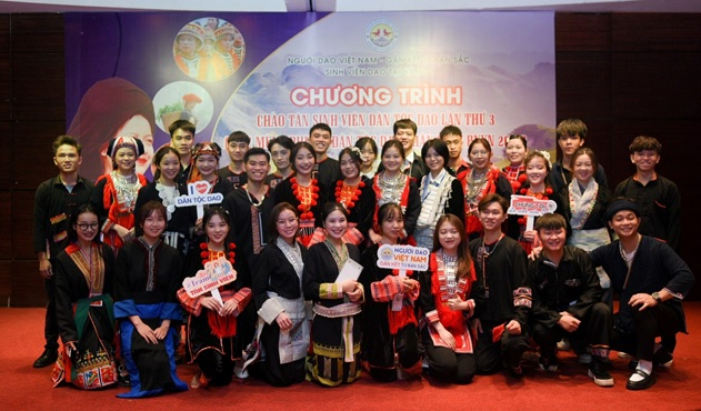 Theo thống kê của Nhóm người Dao Việt Nam - Gắn kết từ bản sắc trên địa bàn Hà Nội có khoảng 100 sinh viên người Dao đang theo học tại các trường nghề, cao đẳng, đại học...