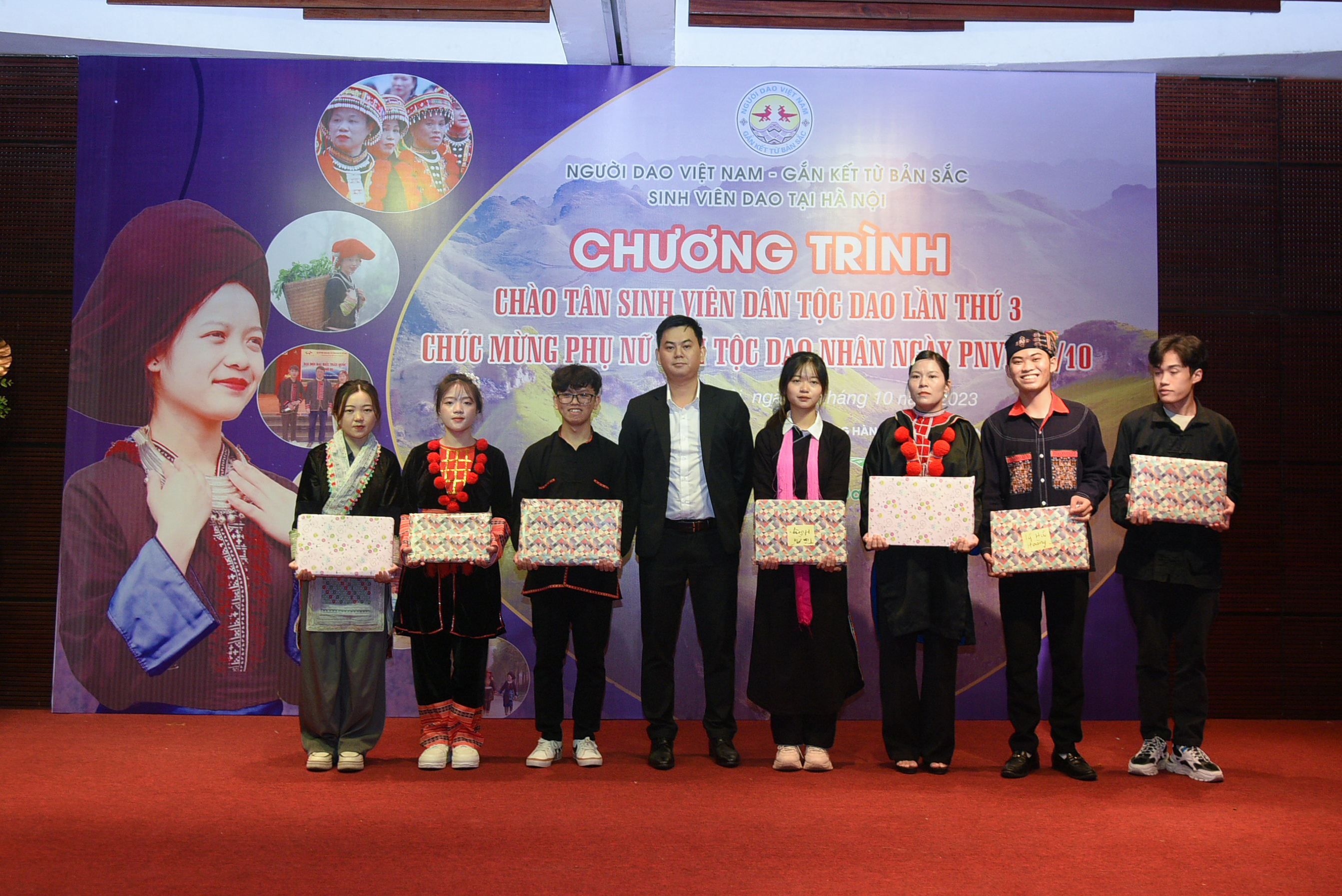 Những chiếc máy tính cũ trở thành món quà vô giá đối với những sinh viên nghèo người Dao.