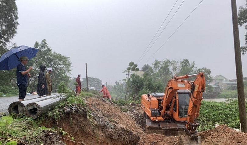 Mưa lớn, sạt lở đất đã gây đổ trạm biến áp Cương Gián 5 (xã Cương Gián, Nghi Xuân). Ảnh Báo Hà Tĩnh