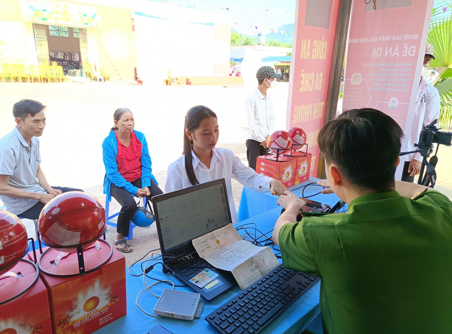 Chỉ t&iacute;nh ri&ecirc;ng trong 02 ng&agrave;y, C&ocirc;ng an huyện đ&atilde; thu nhận được 101 hồ sơ c&ocirc;ng d&acirc;n. Ảnh C&ocirc;ng an Quảng Ninh