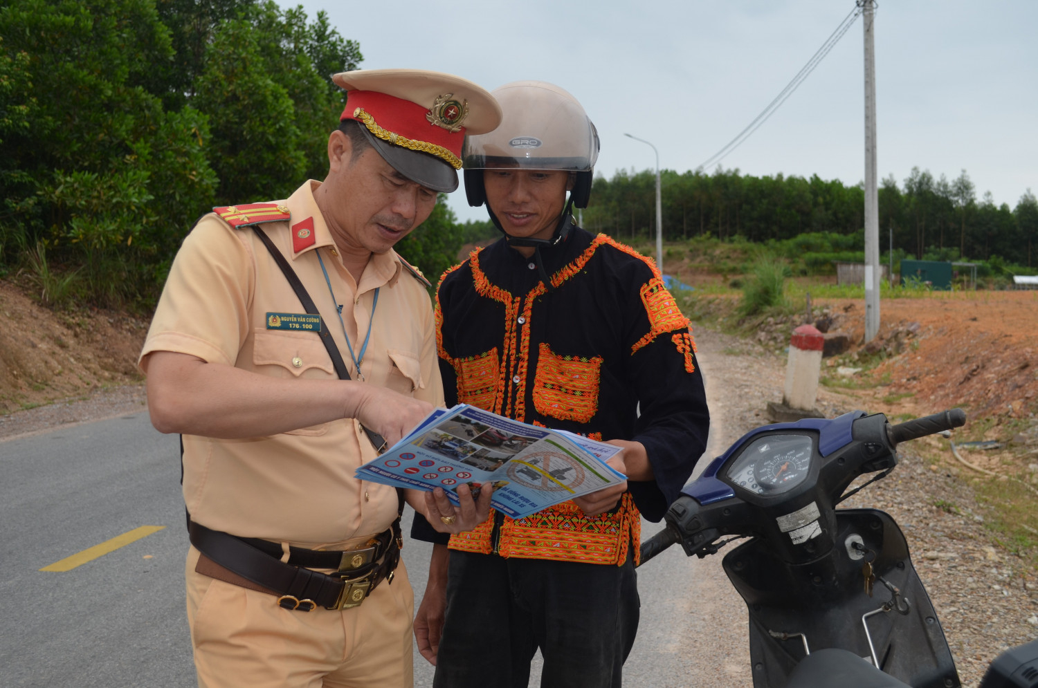 Tuyên truyền cho người tham gia giao thông là đồng bào dân tộc thiểu số hình ảnh các vụ TNGT. Ảnh Công an Quảng Ninh