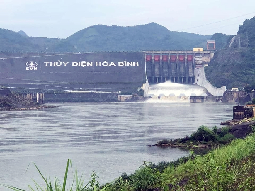 dong-cua-xa-day-thuy-dien-hoa-binh-1656298778326915328271